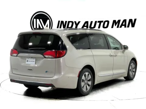 More photos of 2017 Chrysler Pacifica Hybrid Platinum at Indy Auto Man, IN