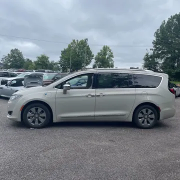 More photos of 2017 Chrysler Pacifica Hybrid Platinum at Indy Auto Man, IN