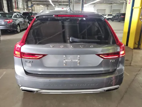 More photos of 2018 Volvo V90 Cross Country T6 AWD at Indy Auto Man, IN