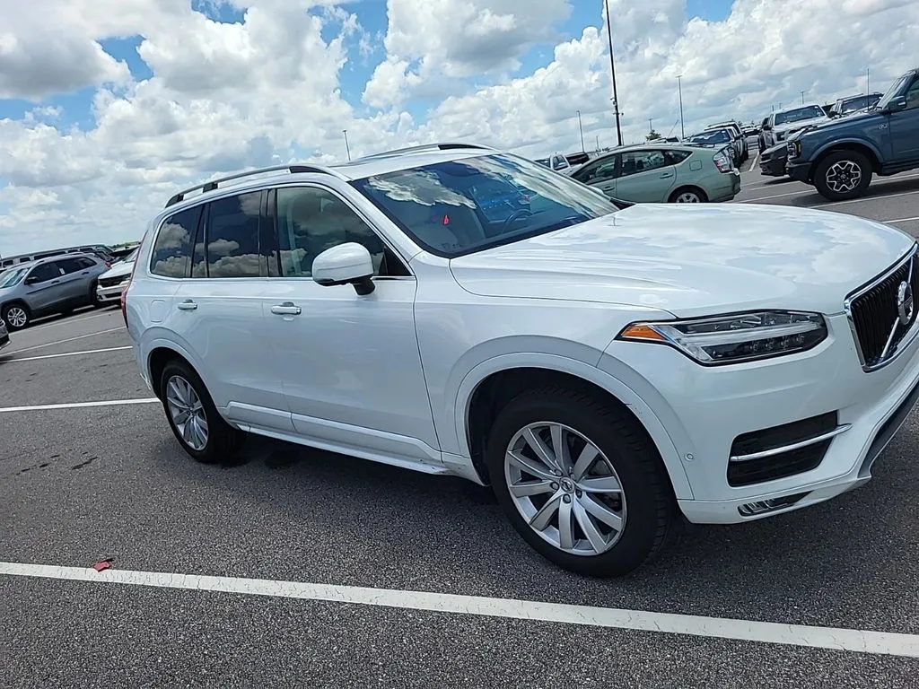 2017 Volvo XC90 T6 Momentum