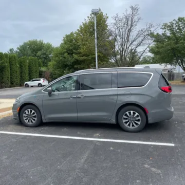 More photos of 2021 Chrysler Pacifica Hybrid Touring L at Indy Auto Man, IN