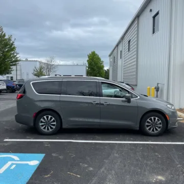 More photos of 2021 Chrysler Pacifica Hybrid Touring L at Indy Auto Man, IN