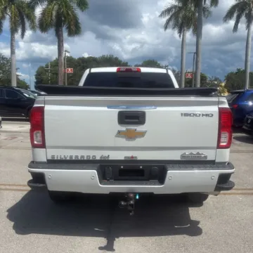 More photos of 2018 Chevrolet Silverado 1500 High Country at Indy Auto Man, IN