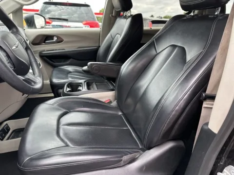 More photos of 2020 Chrysler Voyager LXI at Indy Auto Man, IN
