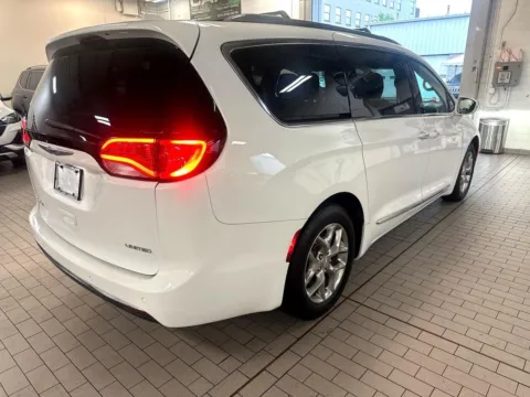 More photos of 2018 Chrysler Pacifica Limited at Indy Auto Man, IN