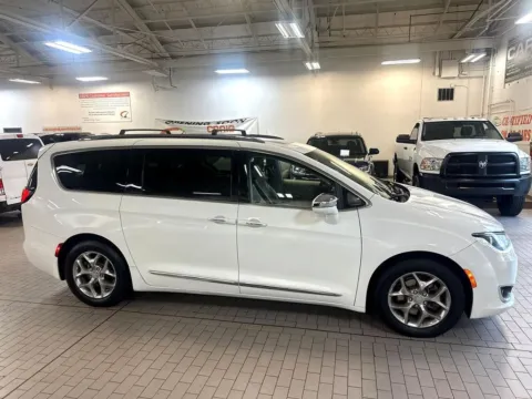 More photos of 2018 Chrysler Pacifica Limited at Indy Auto Man, IN