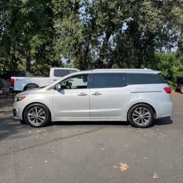 More photos of 2017 Kia Sedona SXL at Indy Auto Man, IN