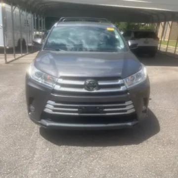 Photos of 2017 Toyota Highlander XLE for sale in Indianapolis, IN at Indy Auto Man