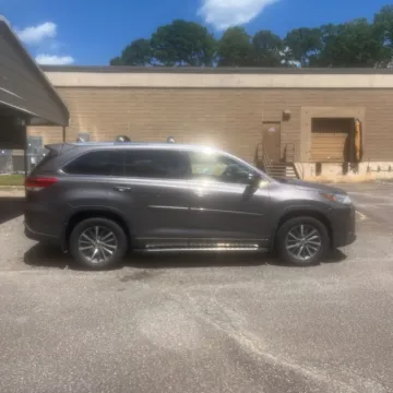 More photos of 2017 Toyota Highlander XLE at Indy Auto Man, IN