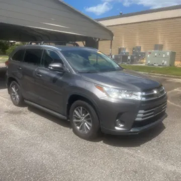 Gray 2017 Toyota Highlander XLE for sale in Indianapolis, IN