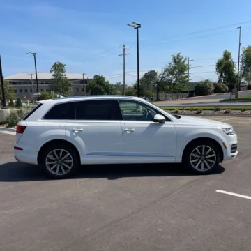 More photos of 2019 Audi Q7 55 Premium Plus quattro at Indy Auto Man, IN