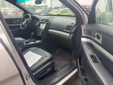 More photos of 2017 Ford Explorer XLT at Indy Auto Man, IN