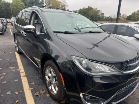Black 2017 Chrysler Pacifica Limited for sale in Indianapolis, IN