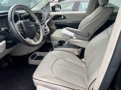 More photos of 2017 Chrysler Pacifica Limited at Indy Auto Man, IN