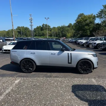 More photos of 2024 Land Rover Range Rover SE at Indy Auto Man, IN