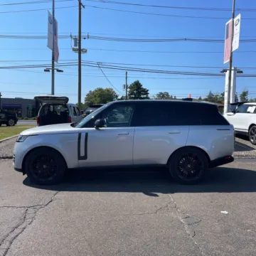 More photos of 2024 Land Rover Range Rover SE at Indy Auto Man, IN