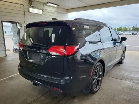 More photos of 2019 Chrysler Pacifica Limited at Indy Auto Man, IN