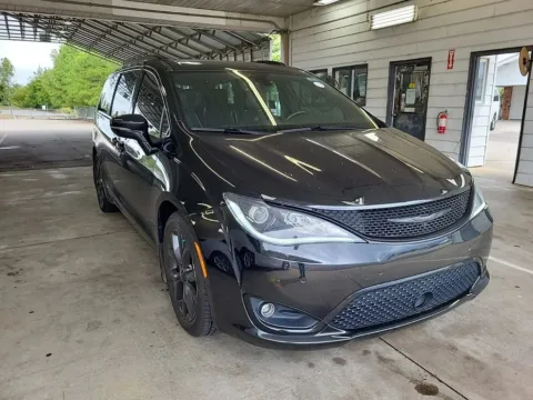 Black 2019 Chrysler Pacifica Limited for sale in Indianapolis, IN
