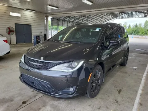 Photos of 2019 Chrysler Pacifica Limited for sale in Indianapolis, IN at Indy Auto Man