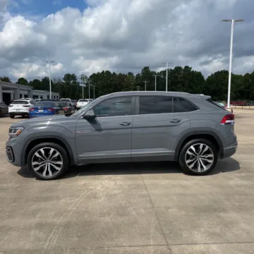 More photos of 2021 Volkswagen Atlas Cross Sport 3.6L V6 SE w/Technology R-Line at Indy Auto Man, IN
