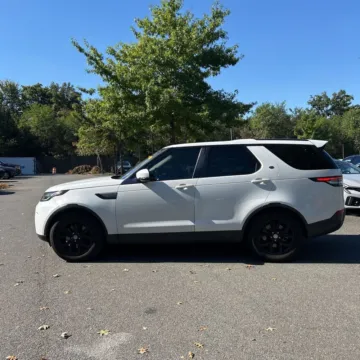 More photos of 2017 Land Rover Discovery SE at Indy Auto Man, IN