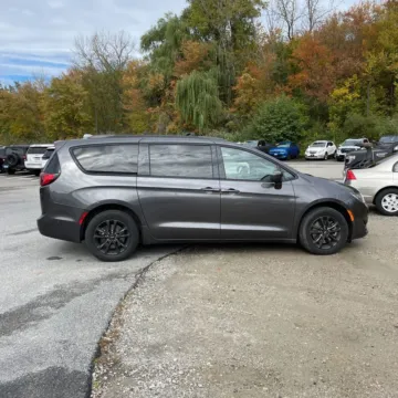More photos of 2020 Chrysler Pacifica Launch Edition at Indy Auto Man, IN