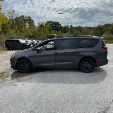 More photos of 2020 Chrysler Pacifica Launch Edition at Indy Auto Man, IN