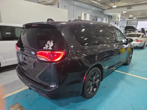 More photos of 2019 Chrysler Pacifica Limited at Indy Auto Man, IN