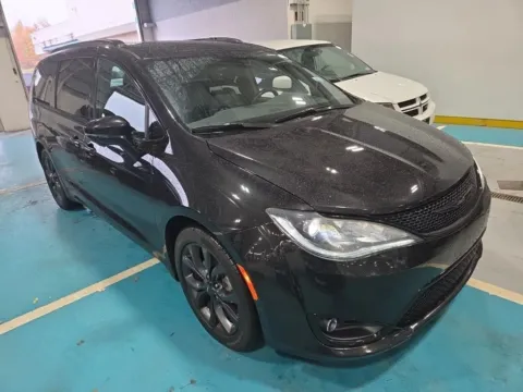 Black 2019 Chrysler Pacifica Limited for sale in Indianapolis, IN