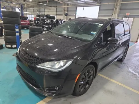 Another view of 2019 Chrysler Pacifica Limited for sale in Indianapolis, IN at Indy Auto Man