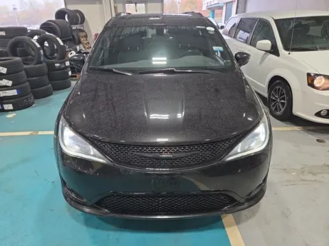 Photos of 2019 Chrysler Pacifica Limited for sale in Indianapolis, IN at Indy Auto Man