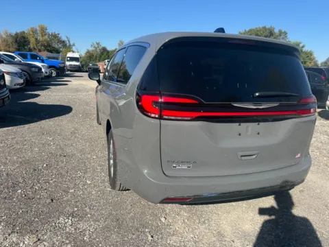 More photos of 2025 Chrysler Pacifica Select at Indy Auto Man, IN
