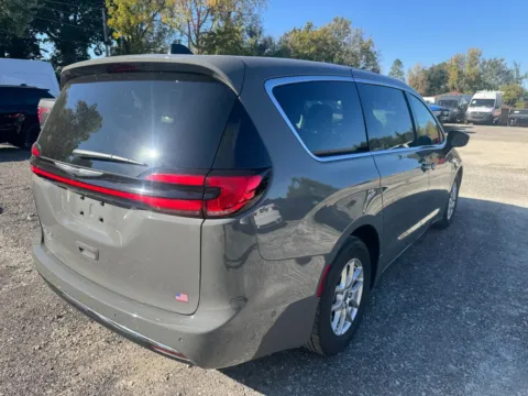 More photos of 2025 Chrysler Pacifica Select at Indy Auto Man, IN