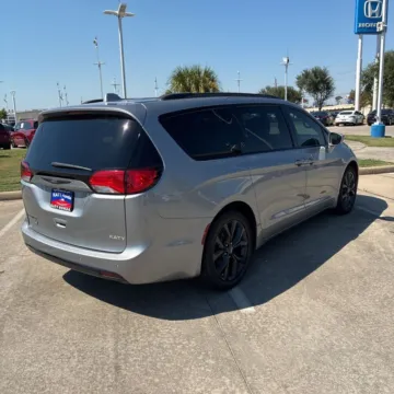 More photos of 2020 Chrysler Pacifica Touring L Plus at Indy Auto Man, IN