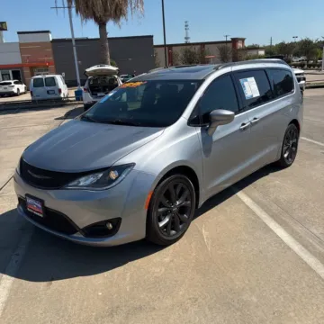 Photos of 2020 Chrysler Pacifica Touring L Plus for sale in Indianapolis, IN at Indy Auto Man