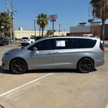 More photos of 2020 Chrysler Pacifica Touring L Plus at Indy Auto Man, IN