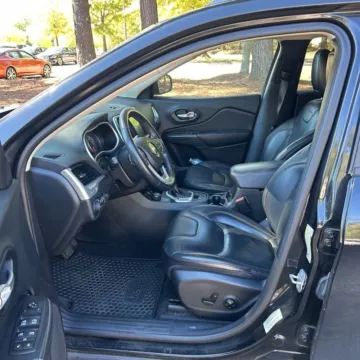 More photos of 2016 Jeep Cherokee Trailhawk at Indy Auto Man, IN