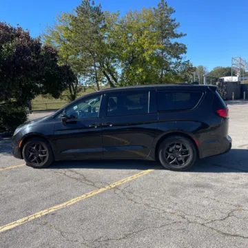 More photos of 2018 Chrysler Pacifica Limited at Indy Auto Man, IN