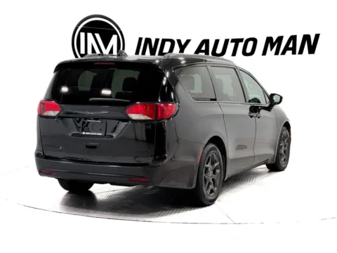 More photos of 2018 Chrysler Pacifica Limited at Indy Auto Man, IN