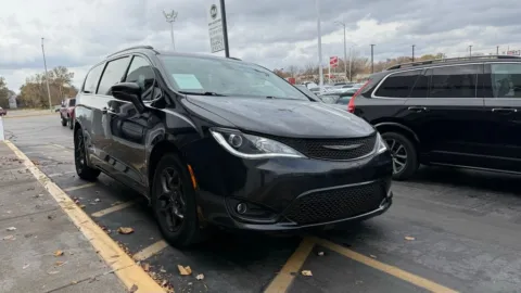 Black 2018 Chrysler Pacifica Limited for sale in Indianapolis, IN