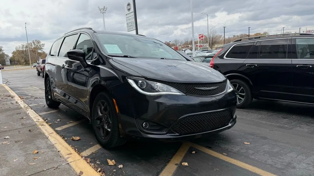 Black 2018 Chrysler Pacifica Limited for sale in Indianapolis, IN