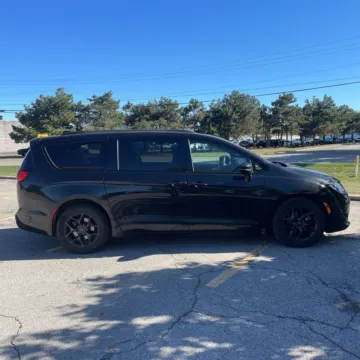 Another view of 2018 Chrysler Pacifica Limited for sale in Indianapolis, IN at Indy Auto Man