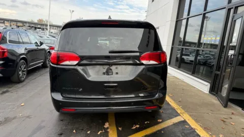 More photos of 2018 Chrysler Pacifica Limited at Indy Auto Man, IN