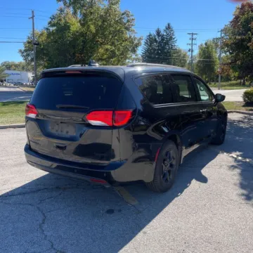 More photos of 2018 Chrysler Pacifica Limited at Indy Auto Man, IN