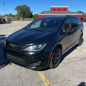 Photos of 2018 Chrysler Pacifica Limited for sale in Indianapolis, IN at Indy Auto Man