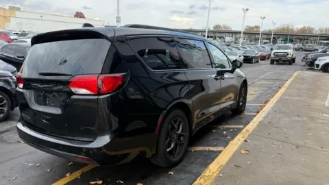 More photos of 2018 Chrysler Pacifica Limited at Indy Auto Man, IN