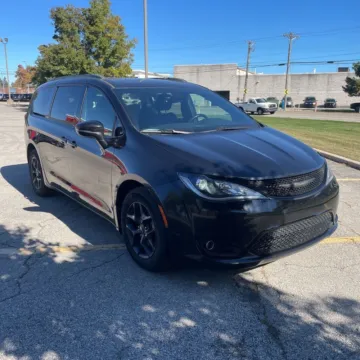 Black 2018 Chrysler Pacifica Limited for sale in Indianapolis, IN
