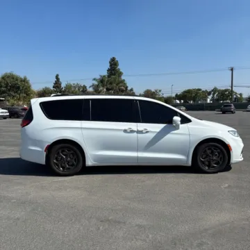 More photos of 2021 Chrysler Pacifica Hybrid Limited at Indy Auto Man, IN