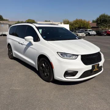 White 2021 Chrysler Pacifica Hybrid Limited for sale in Indianapolis, IN