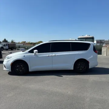 More photos of 2021 Chrysler Pacifica Hybrid Limited at Indy Auto Man, IN